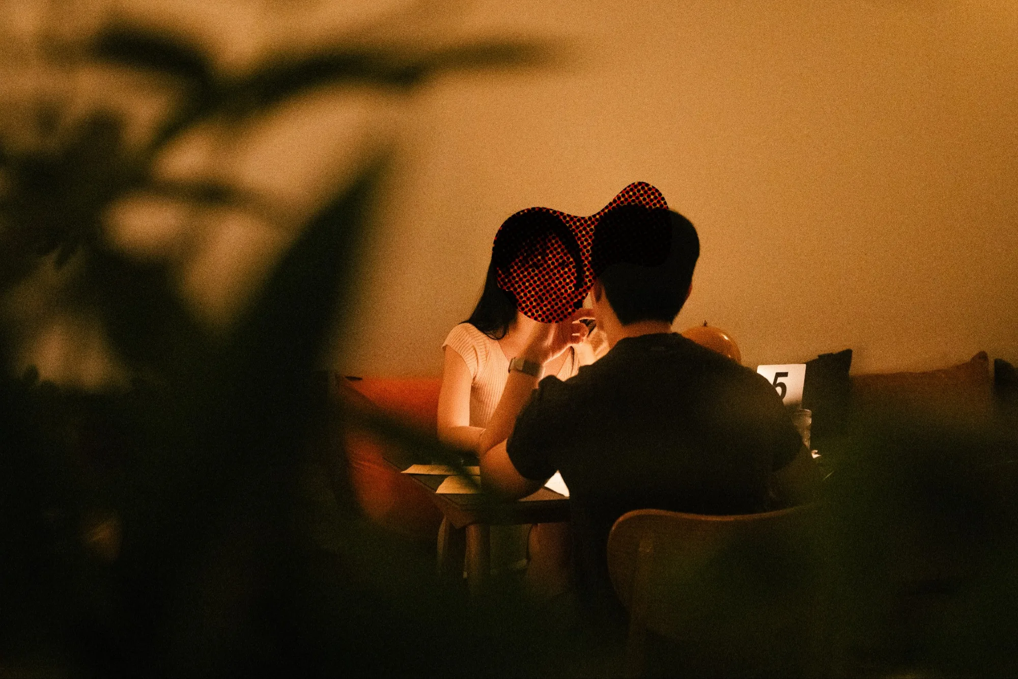 로테이션 소개팅 업계 1위 감정적인 오렌지들 소개팅 현장 대화하는 남여 사진