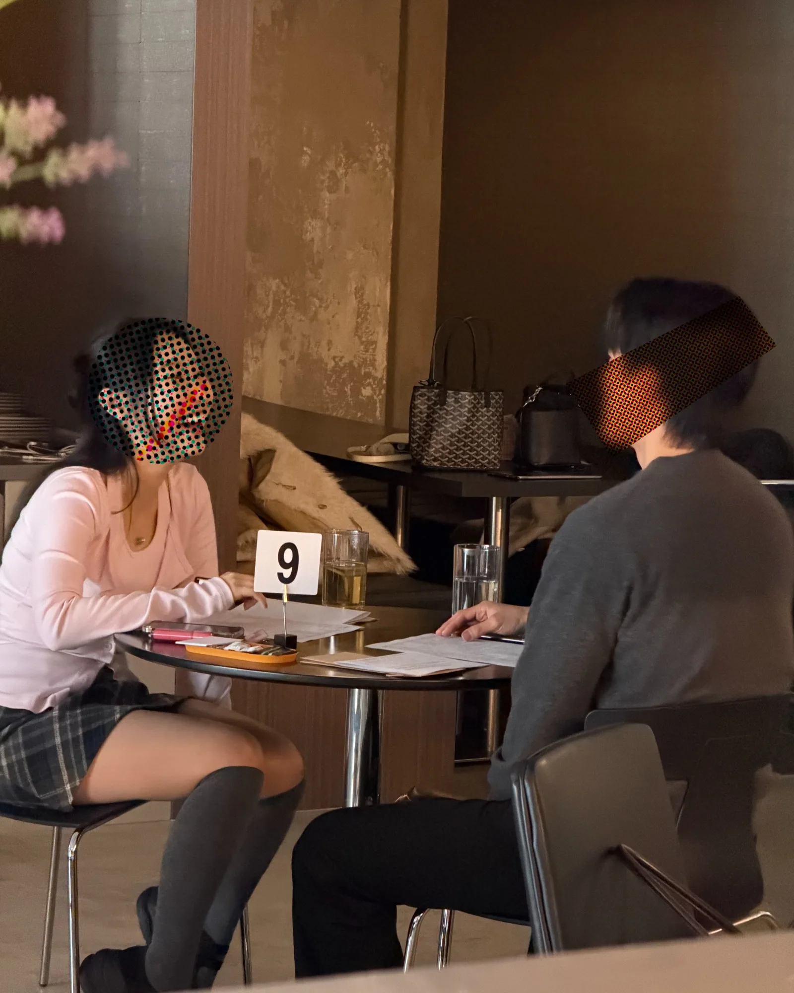 로테이션 소개팅 업계 1위 감정적인 오렌지들 소개팅 현장 대화하는 남여 사진
