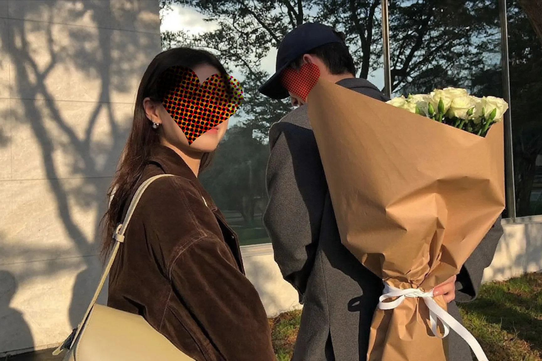 감정적인 오렌지들에서 만난 커플 셀카