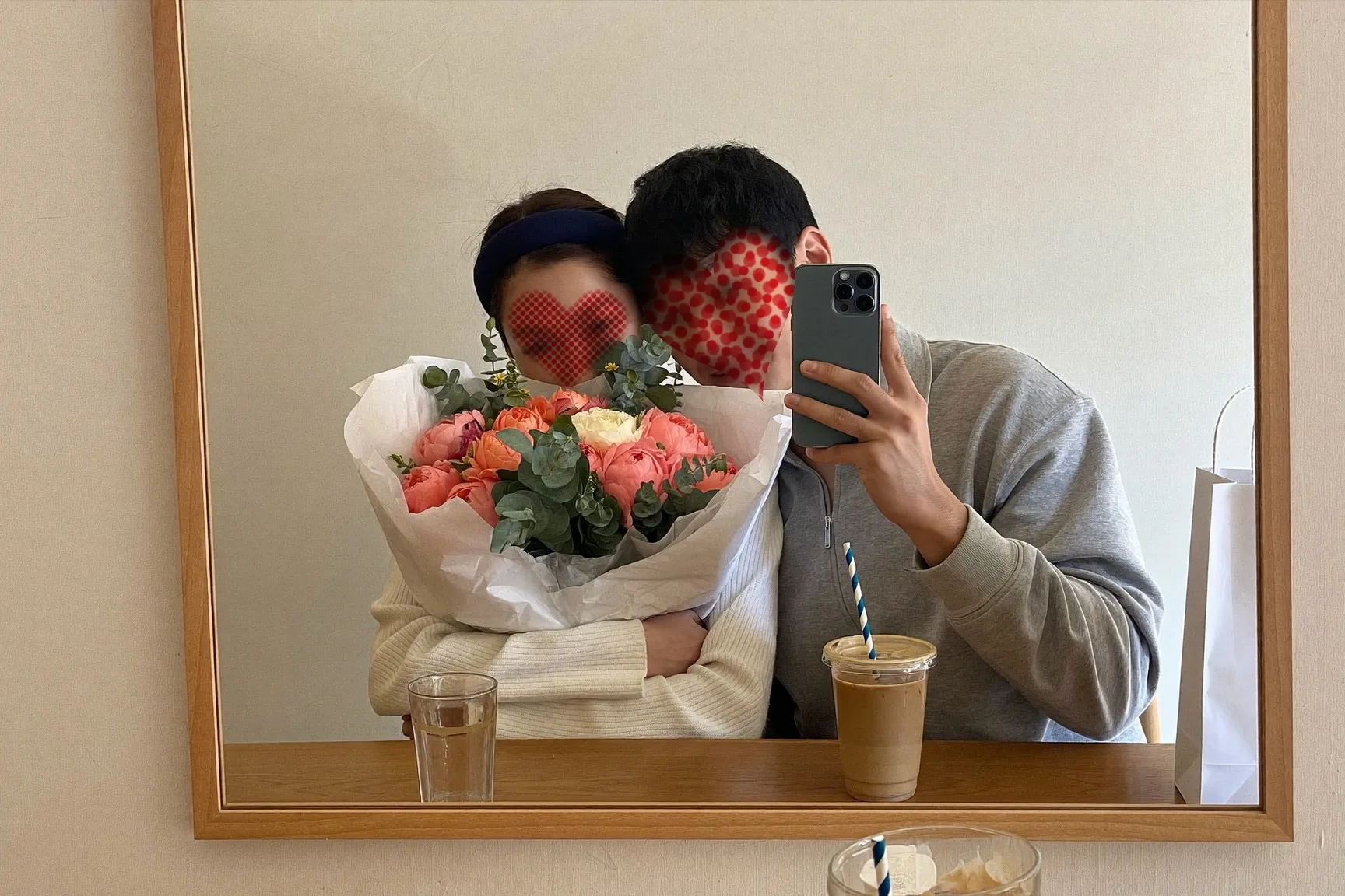 감정적인 오렌지들에서 만난 커플 셀카