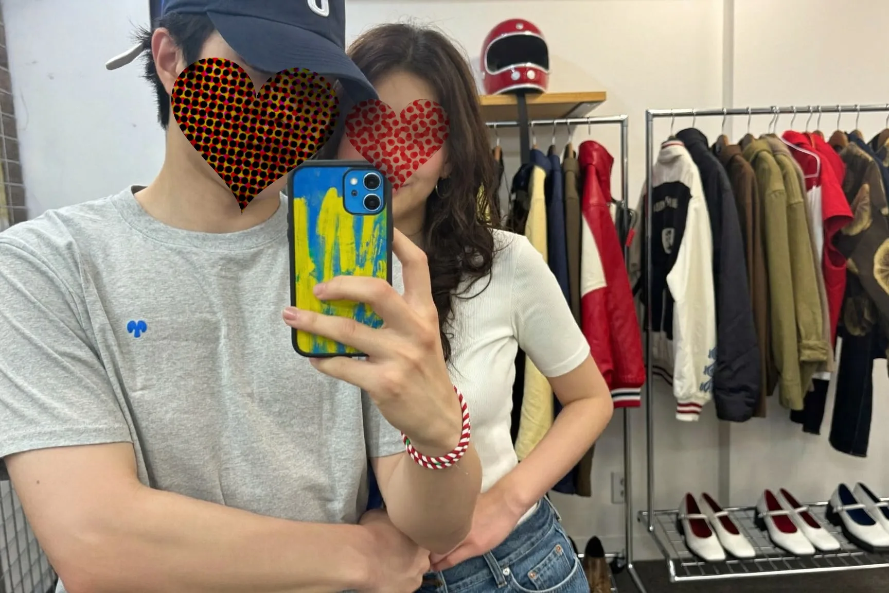 감정적인 오렌지들에서 만난 커플 셀카